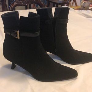 Stuart Weitzman blk ankle heel boots,7B inside zip